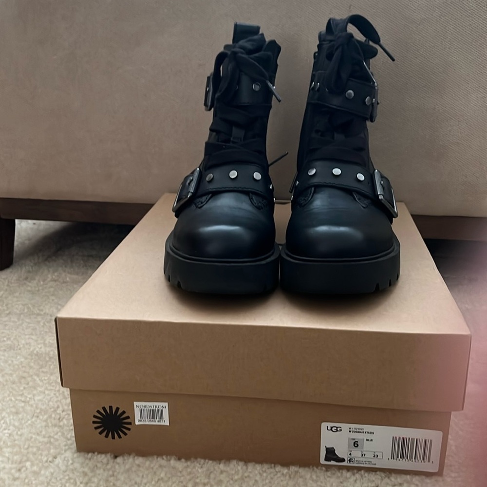Ugg boots moto